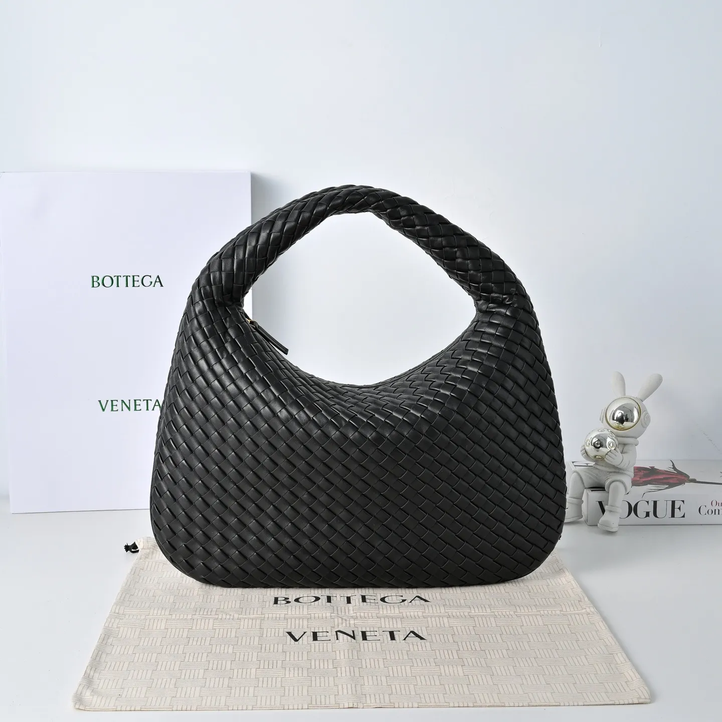 Batch 2120 #BV New Veneta handbag ✨ The "ceiling of texture" bag in the woven bag world, so high-end that you can't help but look at it~🥰Using Nappa lambskin lntrecciato quilted weaving process~The texture is particularly stunning, soft but not collapsed, tough but not hard🌟The bag body and handle are integrated and can be carried on the shoulder/hand. It has just the right sense of laziness and casualness🎈The capacity meets all the needs of commuting Just pull the zipper and pack up your own little world, feeling very at ease💚Veneta is a work that speaks for itself with texture🎀 Model: 6737 Size: 44x28x5